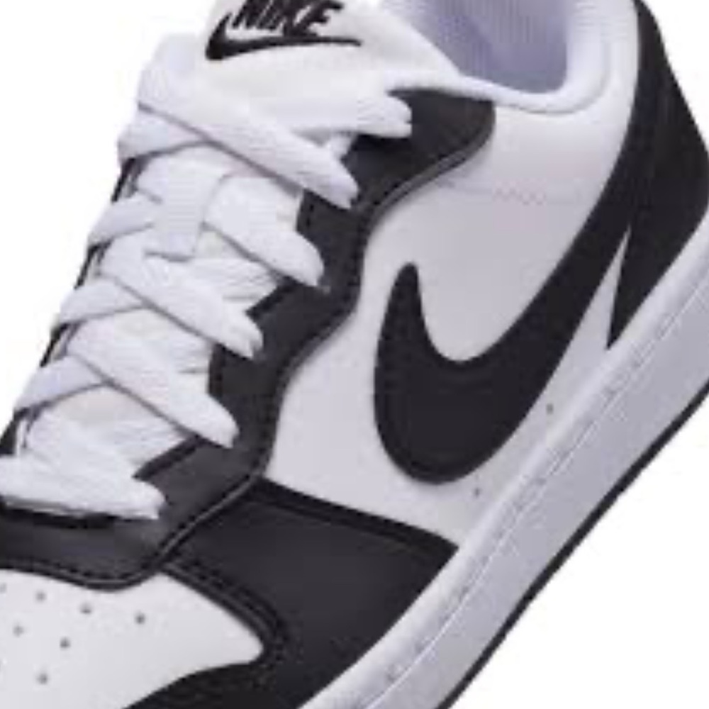 NWT!! Nike Low-Top Sneakers in White and Black - Picture 4 of 5